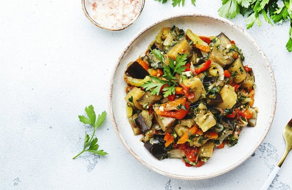 Quels types de sauts à intégrer dans l'entraînement pour un skieur acrobatique?