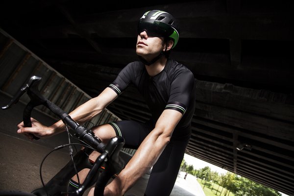 Quelles sont les caractéristiques d'un maillot cycliste optimisé pour les climats tropicaux?